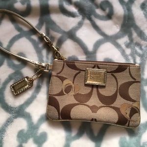 OFFER • Coach poppy wristlet gold/ khaki